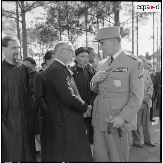 Le général de Lattre de Tassigny saluant les autorités religieuses au cours d'une visite à Dalat.