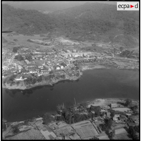 Vue aérienne de Tien Yen au Tonkin.