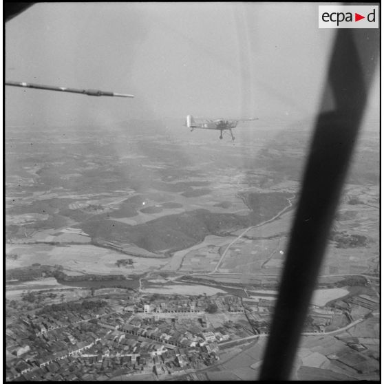 L'avion Morane Saulnier MS 500 du général de Lattre de Tassigny survolant Tien Yen et la région côtière du Tonkin.