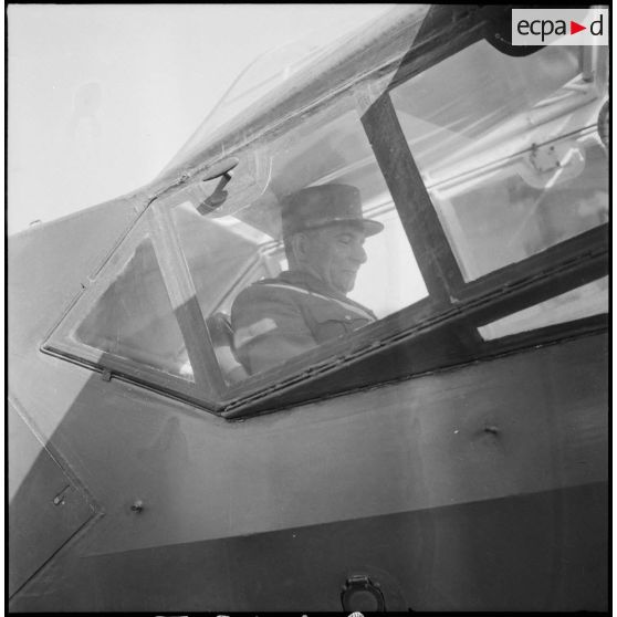 Le général de Lattre de Tassigny, commandant en chef en Indochine, à l'intérieur d'un avion Morane Saulnier MS 500 sur le terrain de Tien Yen.