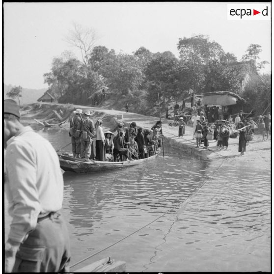 Passage de civils vietnamiens et de soldats sur le bac de Tien Yen.