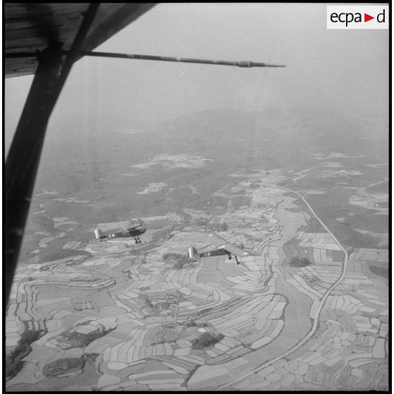 L'avion Morane Saulnier MS 500 du général de Lattre de Tassigny survolant Tien Yen et la région côtière du Tonkin.