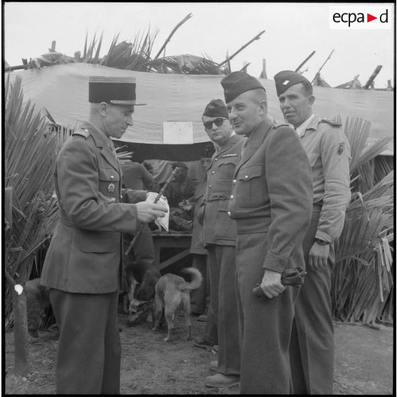 Le colonel Violet remercie le commandant d'unité  lors de la célébration de la fête du Mouloud par le groupe de transport 515 et la 555e compagnie muletière à Hanoï.