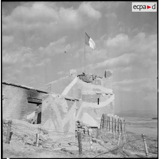 Le fortin du poste de Huu Bang endommagé lors d'une attaque Viêt-minh.