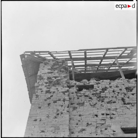 La tour d'entrée du poste de Huu Bang criblée d'impact après l'attaque Viêt-minh.