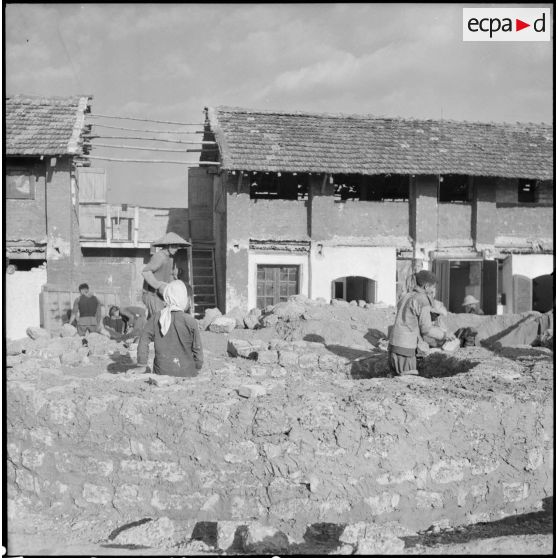 Reconstruction de la tour centrale détruite après la libération du poste de Huu Bang.