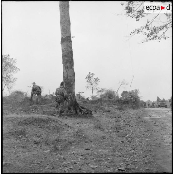Sur la route de Son Tay et Trung Ha, une colonne de secours composée de blindés et de fantassins progresse lentement.