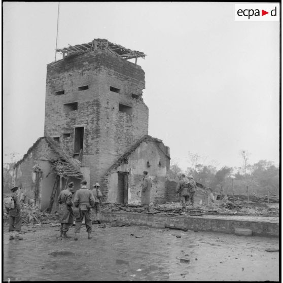 Un poste de partisans détruit par les troupes Viêt-minh puis dégagé par les éléments de secours français, entre Sontay et Trung Ha.