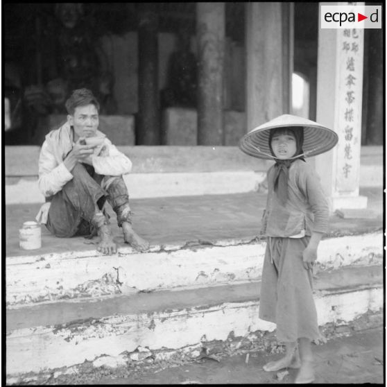 Un paysan blessé lors des combats entre les troupes françaises et le Viêt-minh entre Sontay et Trung Ha.