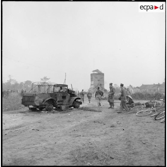 Sur la route de Son Tay et Trung Ha, une colonne de secours composée de blindés et de fantassins progresse lentement croisant sur la route des véhicules détruits.