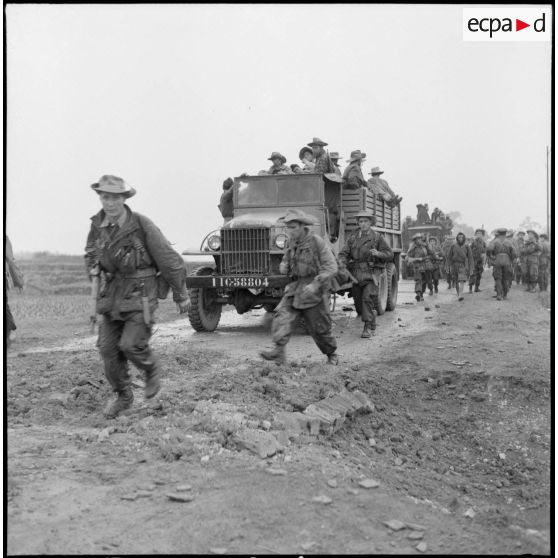 Progression d'une colonne de secours composée d'éléments du 7e groupement colonial de commandos parachutistes (GCCP) sur la route entre Sontay et Trung Ha.