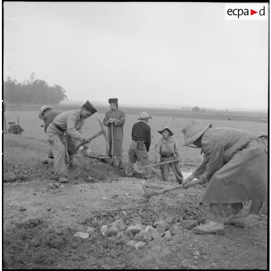 Intervention d'éléments du Génie pour rétablir la route coupée entre Sontay et Trung Ha.