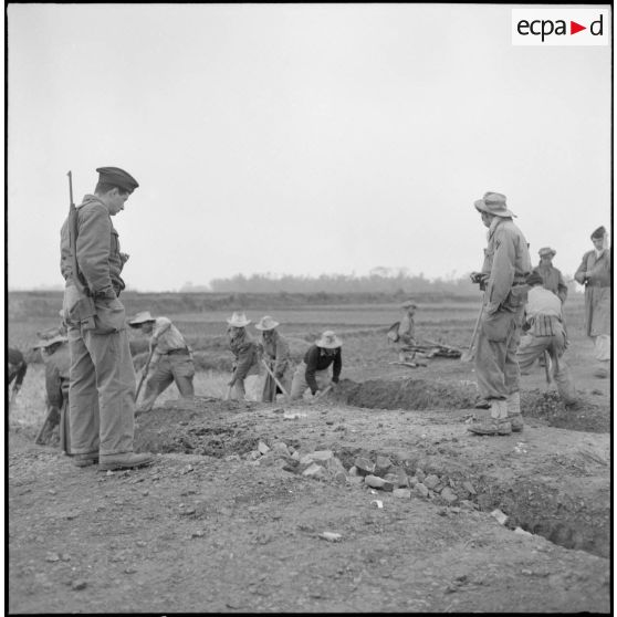 Intervention d'éléments du Génie pour rétablir la route coupée entre Sontay et Trung Ha.