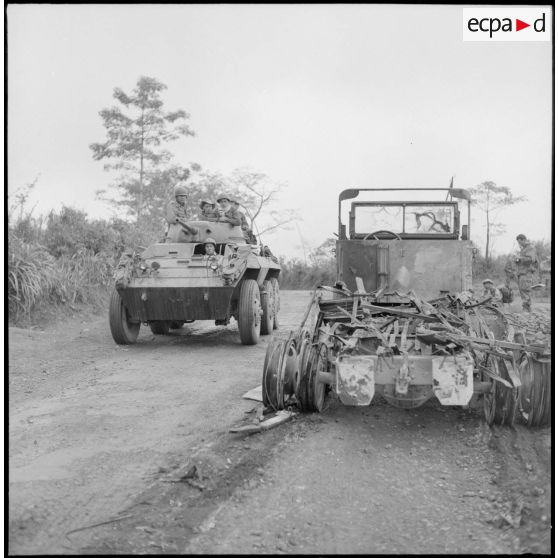 Sur la route de Son Tay et Trung Ha, une colonne de secours composée de blindés et de fantassins progresse lentement croisant sur la route des véhicules détruits.