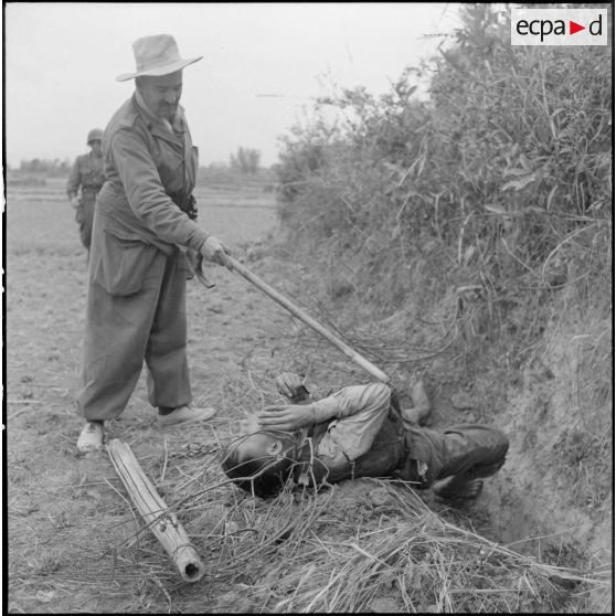 Découverte d'un cadavre de soldat du Viêt-minh par le commandant de la 7e compagnie du 1er régiment de tirailleurs algériens (1er RTA) aux alentours de Moi Phat.