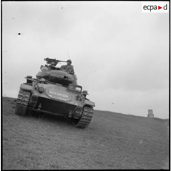Le char M24 Chaffee Alençon du 1er régiment de chasseurs à cheval progressant à travers les rizières.