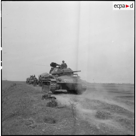Progression des fantassins pour les chars M24 Chaffee du 1er régiment de chasseurs à cheval lors de leur protection en direction d'un village.