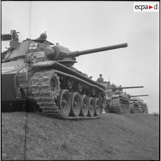 Un convoi de blindés du 1er régiment de chasseurs à cheval stoppé par des coupures de routes au Tonkin.