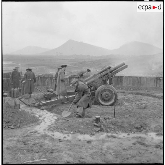 Mise en place d'un obusier de 105 mm M2A1 du régiment d'artillerie coloniale du Maroc (RACM) sur un point d'appui au Tonkin.