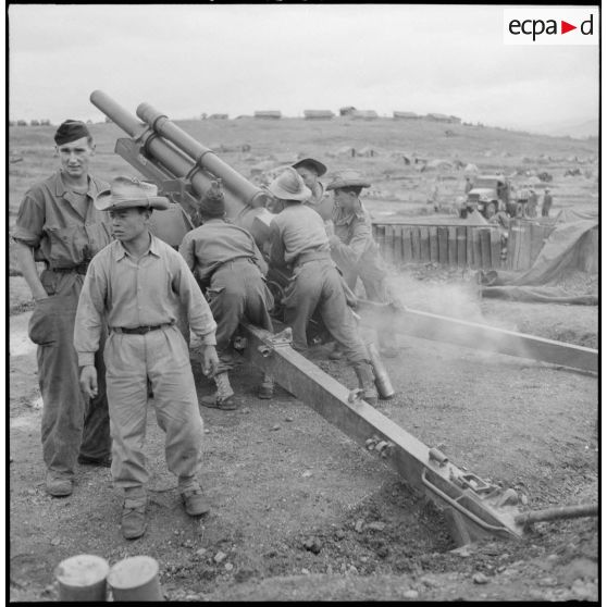 Tir d'un obusier de 105 mm M2 du régiment d'artillerie coloniale du Maroc (RACM) sur un point d'appui au Tonkin.