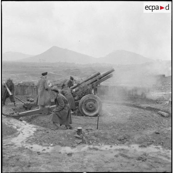 Tir d'un obusier M2A1 de calibre 105 mm du régiment d'artillerie coloniale du Maroc (RACM) sur un point d'appui au Tonkin.