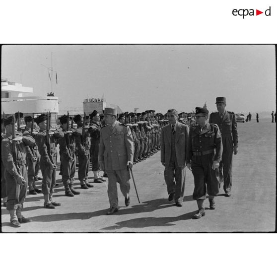Passage en revue des troupes franco-vietnamiennes à l'aéroport de Gia Lam par le général de Lattre de Tassigny, commandant en chef en Indochine.