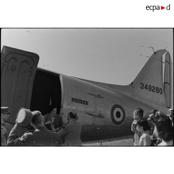 Le général de Lattre de Tassigny, commandant en chef en Indochine, accueille son épouse à l'aéroport de Gia Lam.