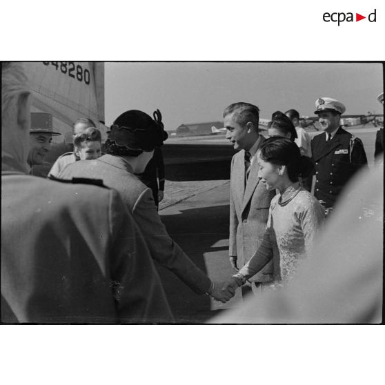Madame de Lattre de Tassigny est accueillie à l'aéroport de Gia Lam par des personnalités vietnamiennes.