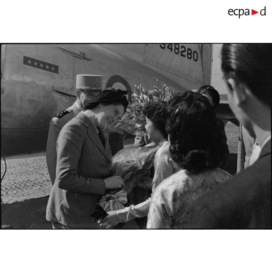 Madame de Lattre de Tassigny est accueillie à l'aéroport de Gia Lam par des personnalités vietnamiennes.