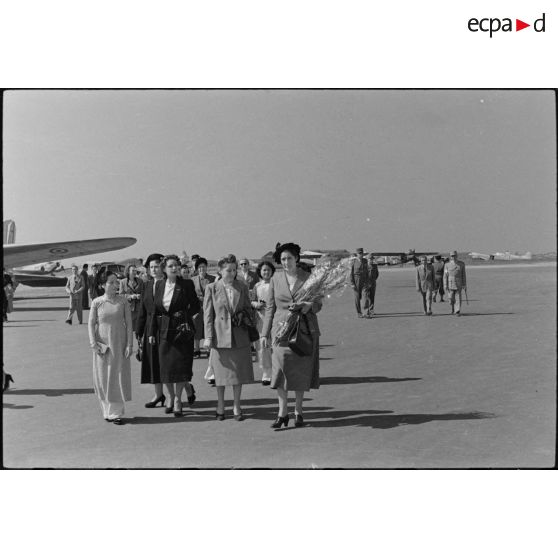 Madame de Lattre de Tassigny est accueillie à l'aéroport de Gia Lam par des épouses d'autorités militaires.
