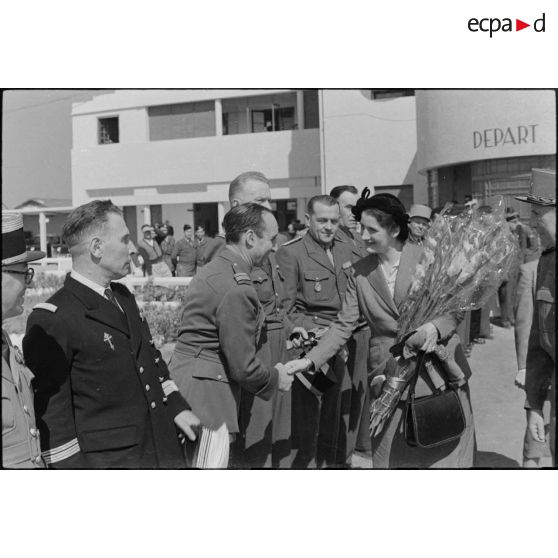 Madame de Lattre de Tassigny salue des officiers lors de son arrivée à Gia Lam, Hanoï.