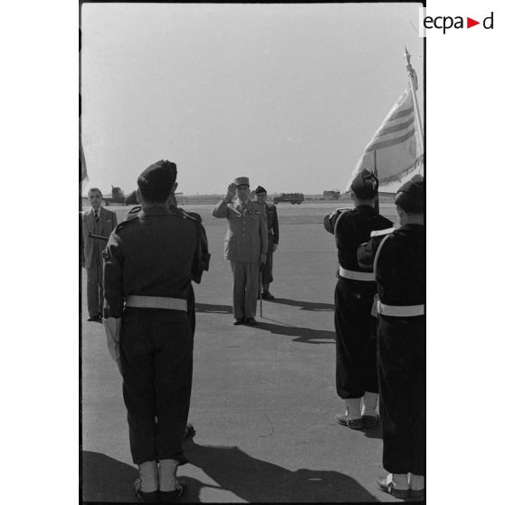 Le général de Lattre de Tassigny, commandant en chef en Indochine, salue le drapeau vietnamien à son arrivée à Gia Lam, Hanoï.