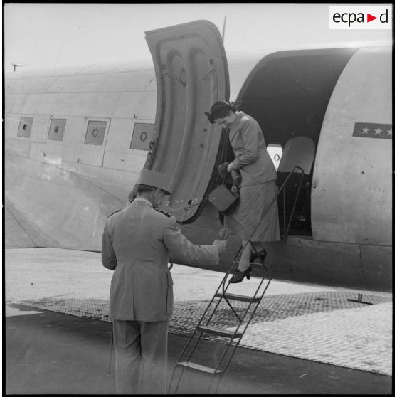 Le général de Lattre de Tassigny, commandant en chef en Indochine, accueille son épouse à l'aéroport de Gia Lam.