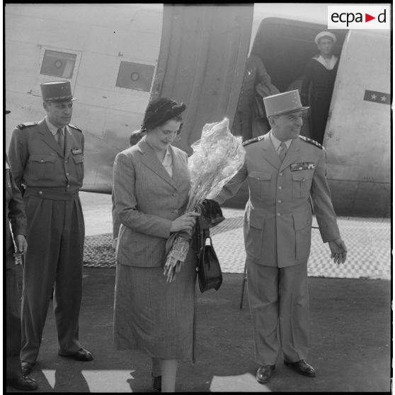 Le général de Lattre de Tassigny, commandant en chef en Indochine, accueille son épouse à l'aéroport de Gia Lam.