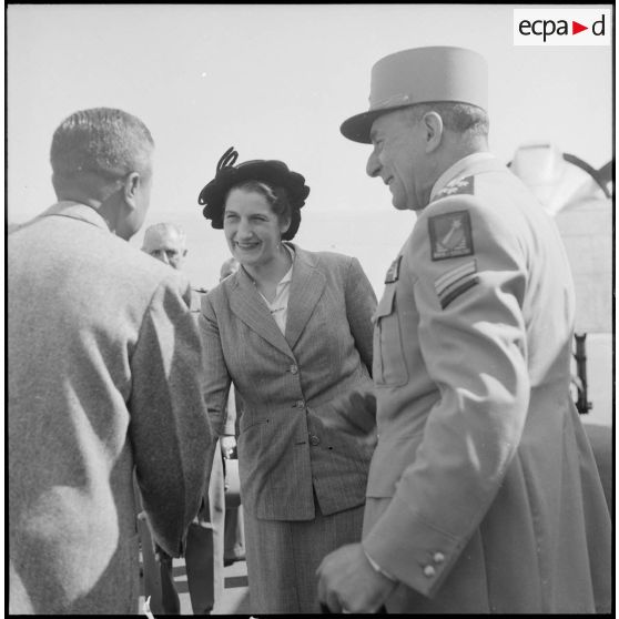 Madame de Lattre de Tassigny salue le gouverneur du Nord-Vietnam, Nguyen Huu Tri, lors de son arrivée à Gia Lam, Hanoï.