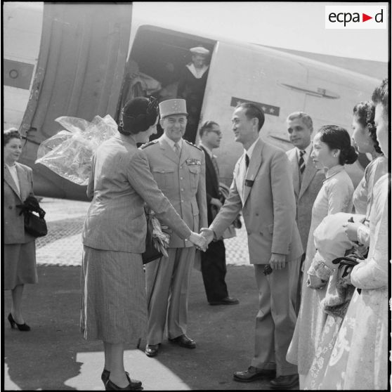 Madame de Lattre de Tassigny est accueillie à l'aéroport de Gia Lam par des personnalités vietnamiennes.