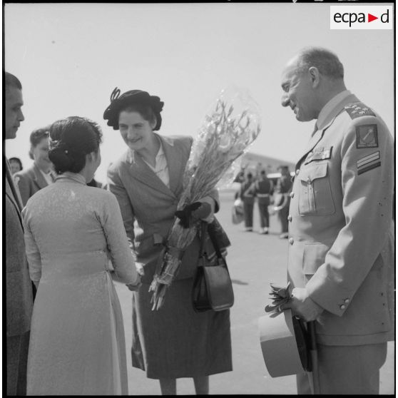 Madame de Lattre de Tassigny est accueillie à l'aéroport de Gia Lam par des personnalités vietnamiennes.