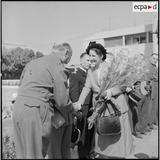 Madame de Lattre de Tassigny salue des officiers lors de son arrivée à Gia Lam, Hanoï.