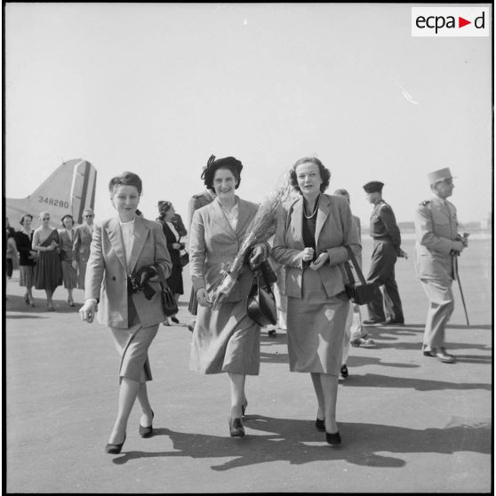 Madame de Lattre de Tassigny est accueillie à l'aéroport de Gia Lam par des épouses d'autorités militaires, notamment Lucienne Salan sur la gauche.
