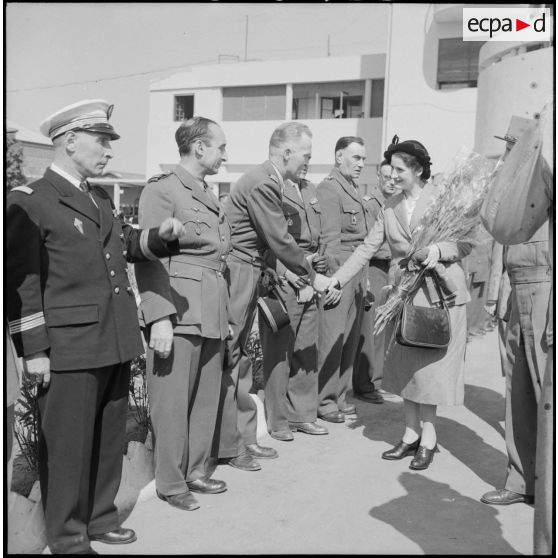 Madame de Lattre de Tassigny salue des officiers lors de son arrivée à Gia Lam, Hanoï.