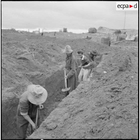 Organisation des positions de défense du point d'appui du col des Ananas avec la 9e compagnie du 3e bataillon du 21e régiment d'infanterie coloniale (3/21e RIC).