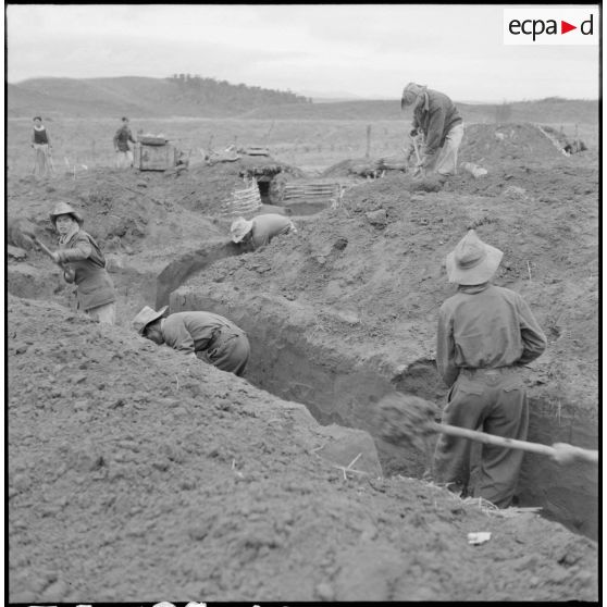 Organisation des positions de défense du point d'appui du col des Ananas avec la 9e compagnie du 3e bataillon du 21e régiment d'infanterie coloniale (3/21e RIC).