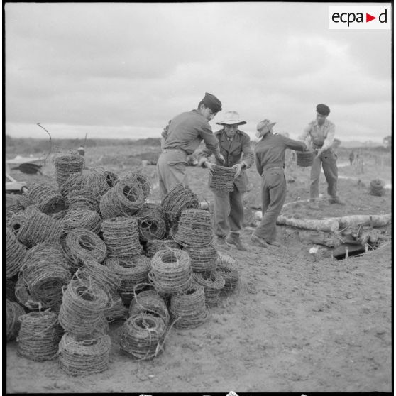Organisation des positions défensives du point d'appui du col des Ananas par des soldats de la 9e compagnie du 3e bataillon du 21e régiment d'infanterie coloniale (3/21e RIC).