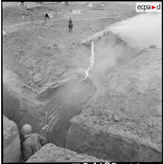 L'alerte est donnée sur le point d'appui du col des Ananas : les hommes rejoignent rapidement leur poste de combat.