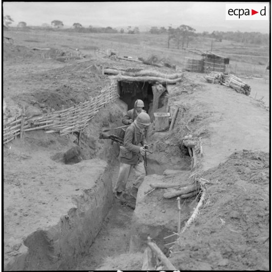 L'alerte est donnée sur le point d'appui du col des Ananas : les hommes rejoignent rapidement leur poste de combat.