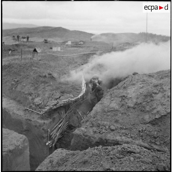 L'alerte est donnée sur le point d'appui du col des Ananas : les hommes rejoignent rapidement leur poste de combat.