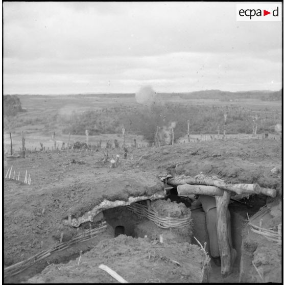 Obus de mortier tombant dans les défenses du poste du col des Ananas.