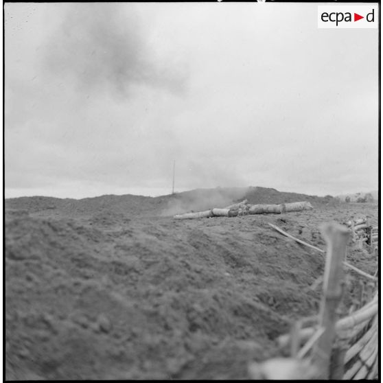 Obus de mortier tombant dans les défenses du poste au col des Ananas.