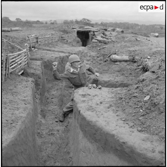 Un grenadier à son poste de combat dans les tranchées du point d'appui du col des Ananas.
