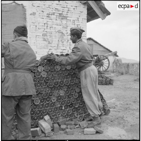 Stockage de munitions au poste de Luc Nam.